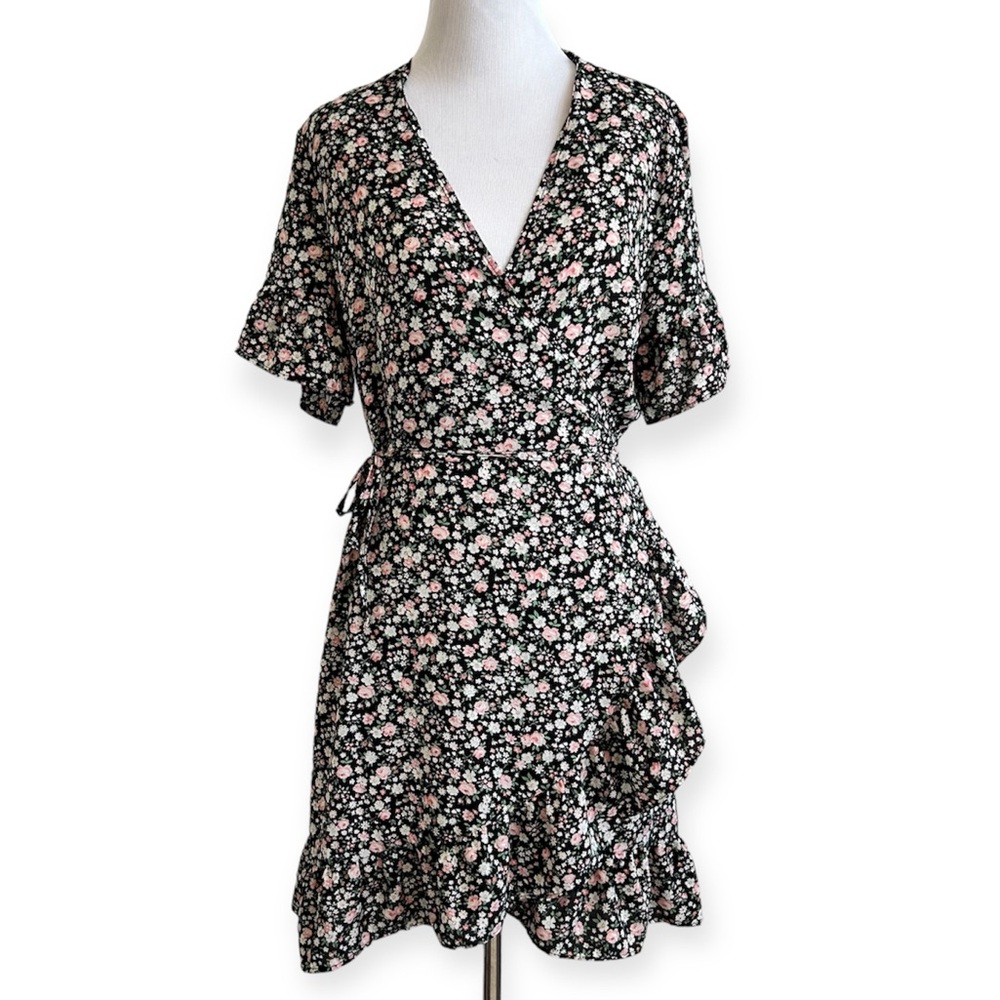 5/$30 🎈 Shein women’s large floral wrap front dress